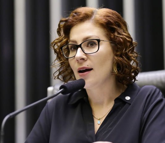 Renúncia de Zambelli foi presente para Hugo Motta e pode ser estratégia contra extradição