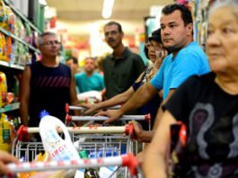 ALBA: Projeto propõe obrigar mercados da Bahia a manter empacotadores em todos os caixas; veja aqui mais detalhes