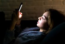 Relatório Mundial da Felicidade 2026: uso intensivo de redes sociais torna jovens infelizes, é o que aponta estudo
