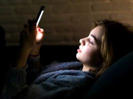 Relatório Mundial da Felicidade 2026: uso intensivo de redes sociais torna jovens infelizes, é o que aponta estudo