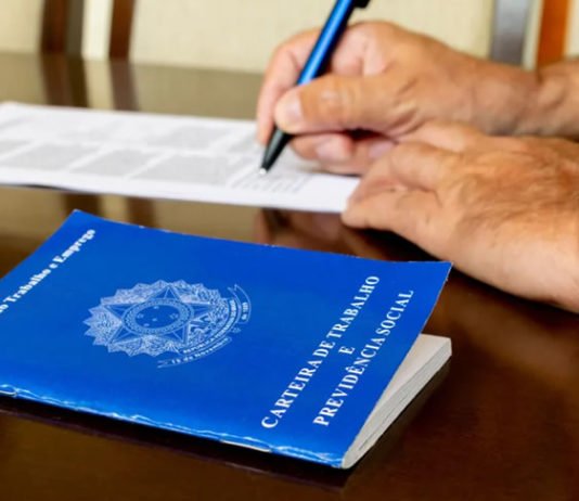 Maioria dos brasileiros ainda prefere ter um emprego com carteira assinada, principalmente os mais jovens