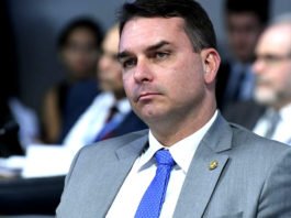 Flávio Bolsonaro confirma pedido de dinheiro a Vorcaro para financiar filme sobre o pai, mas nega irregularidades