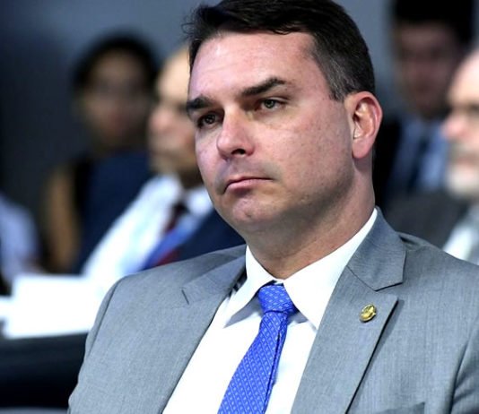 Flávio Bolsonaro confirma pedido de dinheiro a Vorcaro para financiar filme sobre o pai, mas nega irregularidades