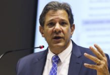 Decisão de Trump é de carater político e conspirada pelos Bolsonaros, dispara Haddad