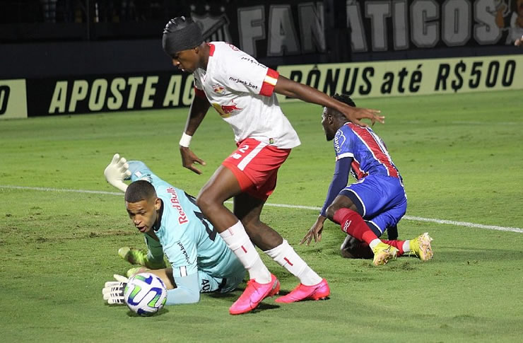 Bragantino vira sobre o Bahia e estreia com vitória no Brasileirão