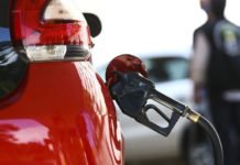 Petrobras reduz preço da gasolina em 4,9% a partir de terça-feira