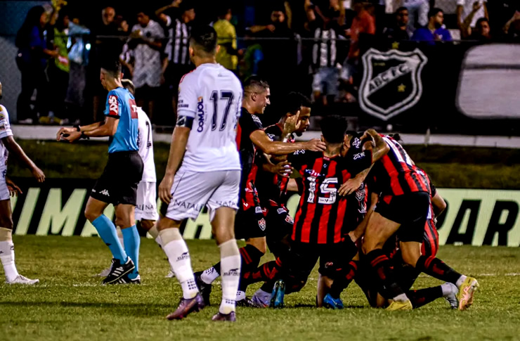 Vitória vence Botafogo-SP, mantém 100% e volta à liderança da Série B