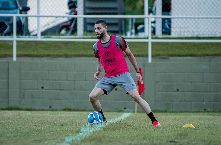 Pronto para jogar, Wagner Leonardo é apresentado no Náutico e