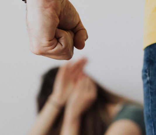 Entenda quais são as novas leis que já ampliam proteção às mulheres: Medida também tem monitoração de agressor