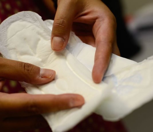 Dor menstrual provoca faltas mensais de 40% das alunas no Brasil, aponta pesquisa inédita feita pelo Instituto Alana