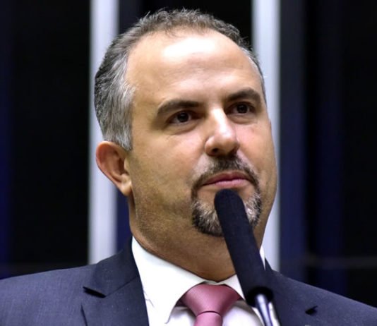 Deputado baiano confirma diálogo com grupo de ACM Neto, mas já sinaliza que fica no MDB e Apoiará Jerônimo; confira