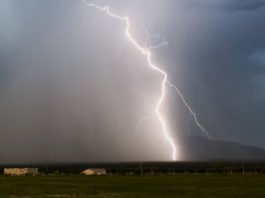Bahia teve mais de 90 mil raios em apenas 48 horas; três cidades no interior decretaram situação de emergência