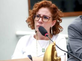 Foragida, Carla Zambelli pode ser obrigada a indenizar a Câmara Federal; entenda