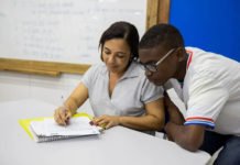 Piso dos professores teria reajuste de R$ 18 em 2026 e governo promete mudar regra; veja o que está em jogo