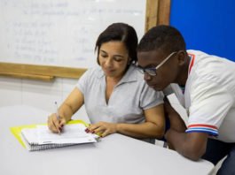 Piso dos professores teria reajuste de R$ 18 em 2026 e governo promete mudar regra; veja o que está em jogo