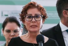 Carla Zambelli renuncia ao mandato de deputada federal; sua saída ocorre após Moraes decidir pela perda do mandato