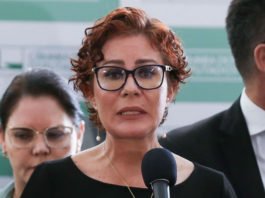 Carla Zambelli renuncia ao mandato de deputada federal; sua saída ocorre após Moraes decidir pela perda do mandato