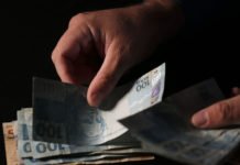 Metade dos deputados federais é contra projeto que limita supersalários, mostra Quaest