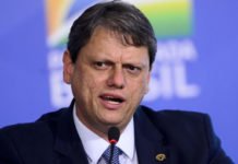Alexandre de Moraes autoriza visita de Tarcísio a Bolsonaro na Papudinha; esta será a primeira visita do governador