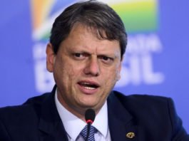 Alexandre de Moraes autoriza visita de Tarcísio a Bolsonaro na Papudinha; esta será a primeira visita do governador