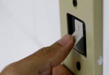 Aneel determinou a bandeira vermelha 1 em outubro, e a conta de luz segue com cobrança a mais ao consumidor; confira
