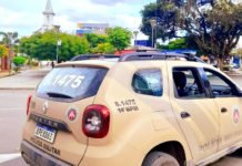 Simulacro de arma de fogo é apreendido em ação da PM no centro de Santo Antônio de Jesus; homem foi conduzido e apresentado na Delegacia Territorial