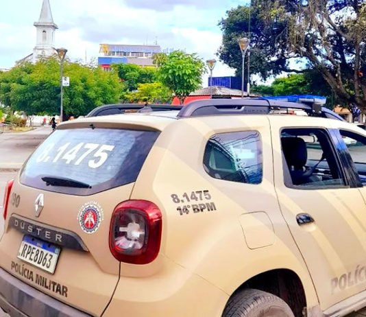 Simulacro de arma de fogo é apreendido em ação da PM no centro de Santo Antônio de Jesus; homem foi conduzido e apresentado na Delegacia Territorial