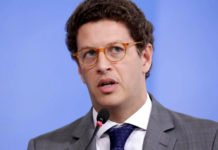 Sem papas na língua, Ricardo Salles diz que Eduardo Bolsonaro foi aos Estados Unidos só falar merda e trabalhar contra