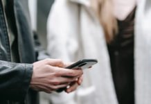 Nada de arroz: saiba o que fazer se o celular cair na água; aprenda a identificar o quão protegido é seu aparelho