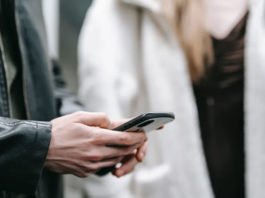 Nada de arroz: saiba o que fazer se o celular cair na água; aprenda a identificar o quão protegido é seu aparelho