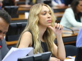 Erika Hilton denuncia delegado e motorista de aplicativo ao MPBA após libertação de assassino de mulher trans