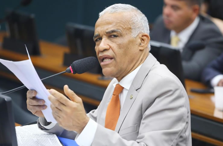 Durante votação de projeto, deputado diz que “homem tem binga e