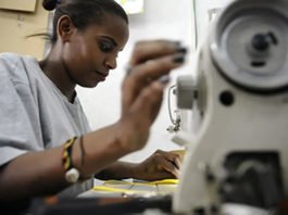 Fim da escala 6×1: proposta pode aliviar dupla jornada das mulheres; trabalhadoras relatam exaustão e falta de tempo