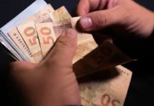 Prazo para receber a segunda parcela do 13º salário termina nesta sexta-feira; valor final varia conforme salário