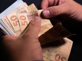 Prazo para receber a segunda parcela do 13º salário termina nesta sexta-feira; valor final varia conforme salário