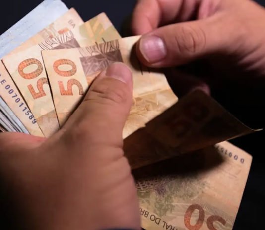 Prazo para receber a segunda parcela do 13º salário termina nesta sexta-feira; valor final varia conforme salário