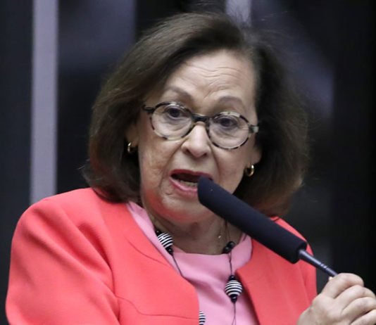 Lídice da Mata confirmou convite para ser suplente de Wagner no Senado, mas deputada baiana já estuda os cenários