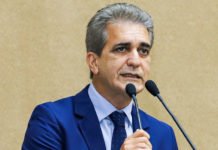 Deputado Robinson critica renovação de concessão da Coelba e defende fiscalização para evitar “mais 30 anos de maus serviços”