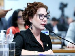 Relator já apresentou parecer e rejeita cassação da deputada Carla Zambelli; pedido de vista adia votação
