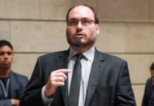 Carlos Bolsonaro ameaça corrigir prefeitos do PL que não apoiem Flávio Bolsonaro nas redes sociais; veja mais
