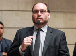 Carlos Bolsonaro ameaça corrigir prefeitos do PL que não apoiem Flávio Bolsonaro nas redes sociais; veja mais