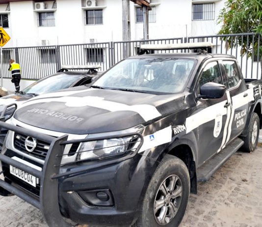 Homem foi preso em flagrante por tráfico de drogas em SAJ, diz polícia e porções de cocaína, maconha, celulares e dinheiro foram apreendidos na ação; veja