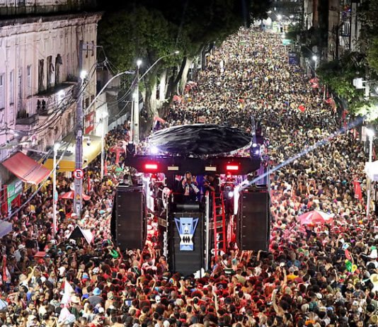 Confira pipocas no Carnaval de Salvador em 2026; Blocos sem cordas estão nos circuitos Barra-Ondina e Campo Grande