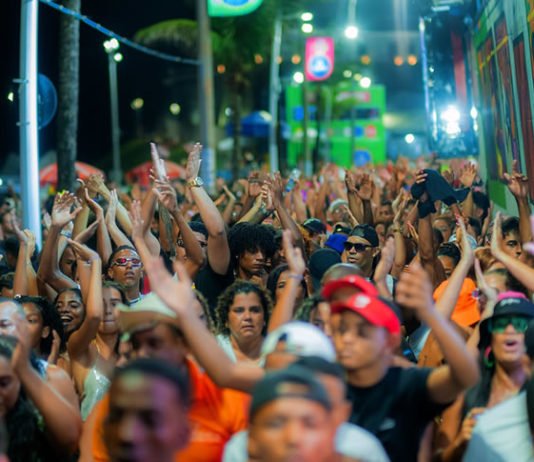Bora pro primeiro dia de Carnaval em Salvador! Veja aqui a transmissão desta quinta-feira nos circuitos: Barra-Ondina e Campo Grande e saiba mais da folia