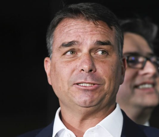 Flávio reage à suspensão do pai do PL: ‘Obrigatório’; senador falou publicamente sobre afastamento