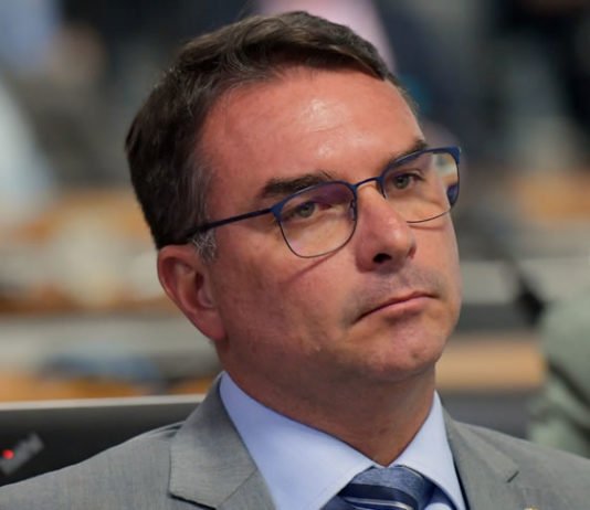 ‘Não tenho que justificar nada’, dispara Flávio Bolsonaro sobre relação com Vorcaro