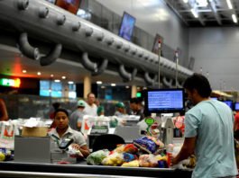 Nova lei em Salvador proíbe lojas e supermercados de conferir compras; norma foi sancionada pela prefeitura