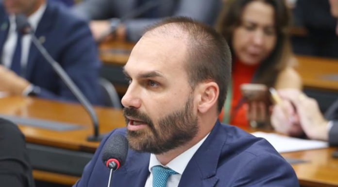 ‘Vagabunda’ e ‘anda com bandido’: Eduardo e Zema trocam farpas, o clima esquenta e atitude chocante é tomada