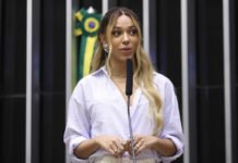 Erika Hilton acusa Nikolas Ferreira de usar celular perto de Bolsonaro