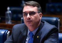 Apex/Futura: Flávio Bolsonaro aparece à frente de Lula em simulação de 2º turno e levantamento realizado nos dias 1 e 7